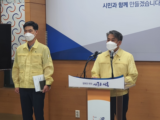 시흥시 옥구천 수질오염사고 관련 이종성 환경국장 기자회견을 하고 있다. (사진=김원규 기자)