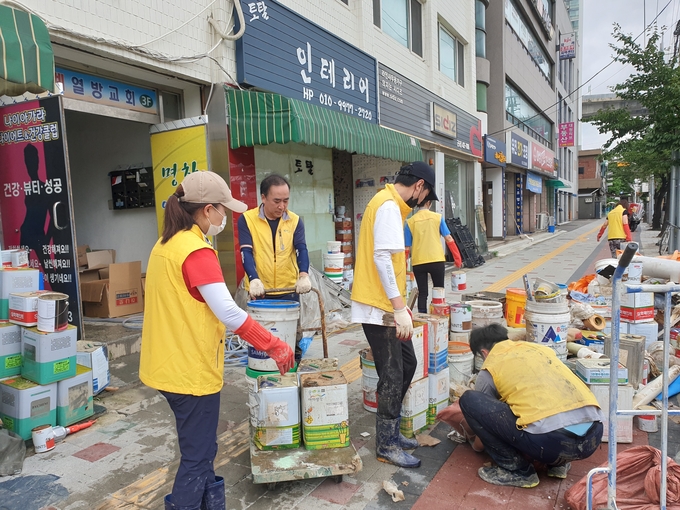 군포 문화재단이 집중호우로 수해피해를 입은 산본1동 지역을 찾아 복구활동을 펼치고 있다.