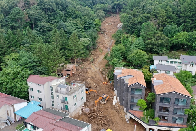 광주시가 드론을 활용해 남한산성면 검복리 45-22 일원의 수해 피해를 파악하고 있다/광주시 제공