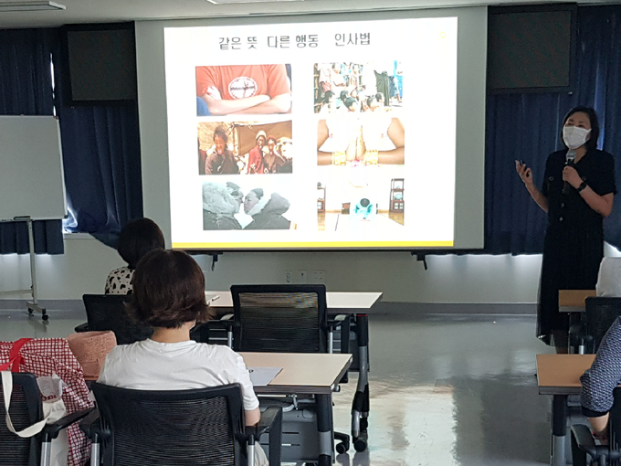 지난 8일 육아코칭활동가들이 부평구청에서 국가별 문화 등을 교육받고 있다. ( 사진 = 부평구 제공 )