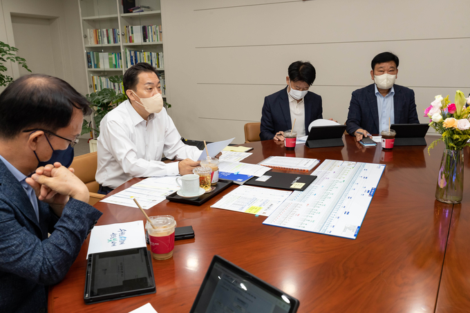 16일 집무실에서 간부공직자 회의를 주재한 이재준 수원특례시장은 “폭우로 침수 피해를 본 시민들이 하루빨리 일상을 회복할 수 있도록, 신속하게 복구를 지원하라”고 공직자들에게 당부했다. (사진=수원특례시 제공)