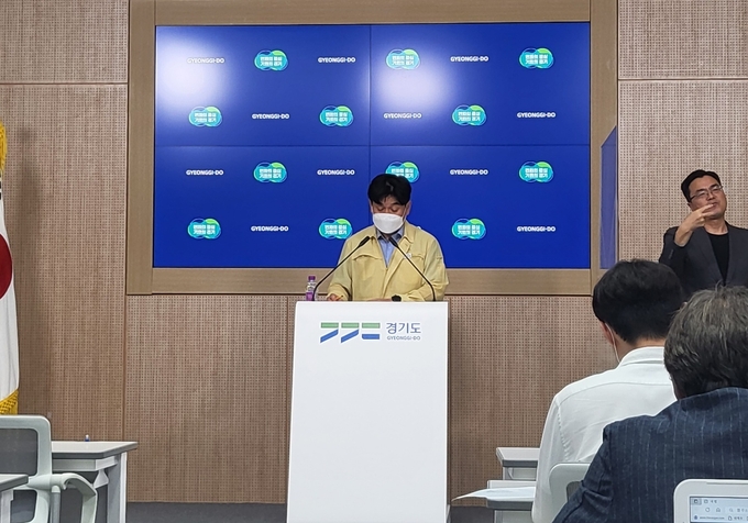 류영철 도 보건건강국장은 16일 경기도청에서 기자회견을 열고 “이재민 임시주거시설은 여러 세대가 밀집된 환경에서 생활해야 하기 때문에 감염병이 집단으로 발병할 우려가 있다”며 이같이 말했다. (사진=김혜진 기자)