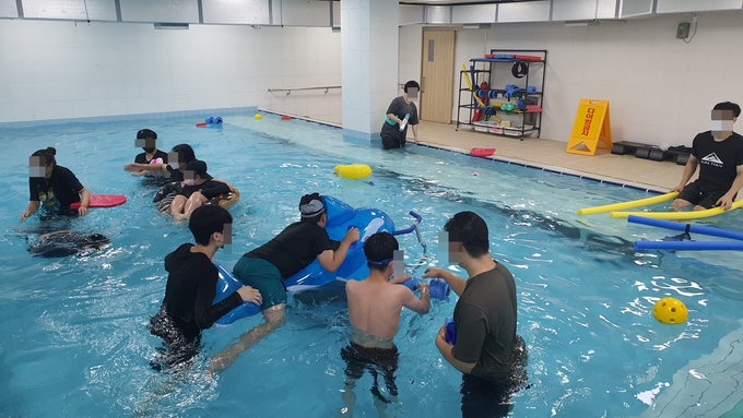 남양주시북부장애인복지관은 지난 1일부터 2주간 특수 교육 대상자 발달 장애학생 12명을 대상으로 진행한 방학 중 장애 아동·청소년 돌봄 프로그램 ‘늘해랑학교’를 진행했다. 사진은 수중활동실에서 진행 중인 물놀이 프로그램.(사진=남양주시 제공)