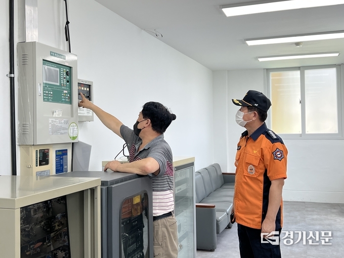 배전반 점검. (사진=포천소방서 제공)