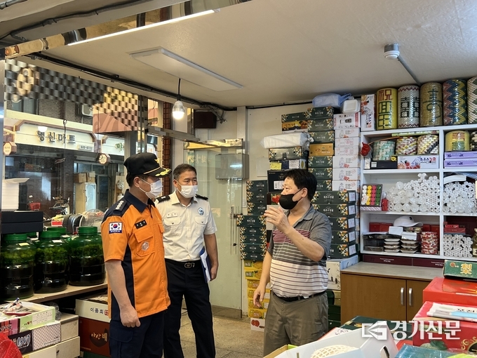 조창근 포천소방서장이 운천전통시장 상인과 안전에 대해 대화를 나누고 있다. (사진=포천소방서 제공)
