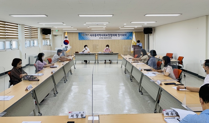김포시 사우동 지역사회보장협의체 위원들이 개최한 정기회의에서 어려운 이웃에게 맞춤형 복지 자원방법을 논의하고 있다.. 지역사회보장협의체제공