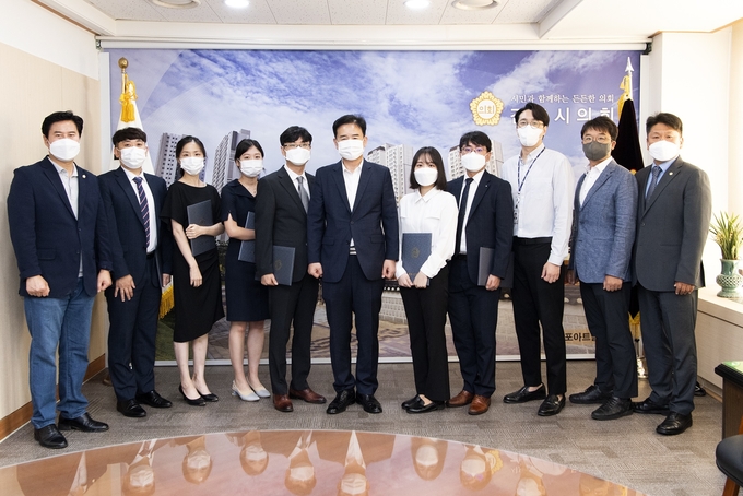 김포시의회, 김인수 의장이 정책지원관 등 신규 인원 임용장 수여식을 마치고 기념사진을 찍고 있다. 시의회제공