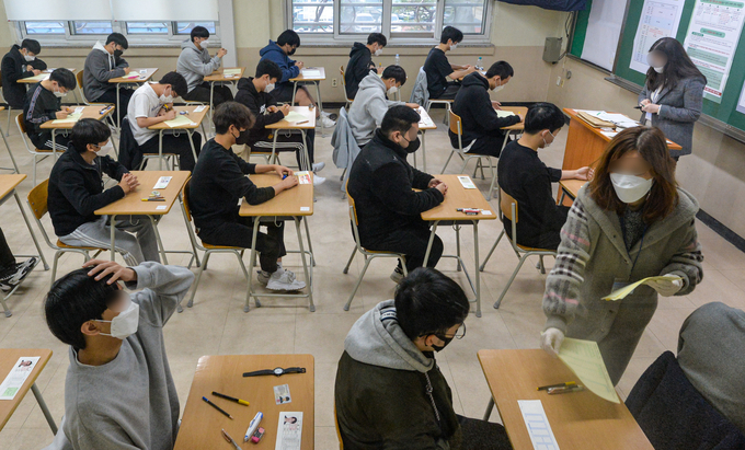 지난해 2022학년도 대학수학능력시험일인 18일 수원시 태장고등학교에 마련된 시험장에서 수험생들이 시험 준비를 하고 있는 모습. (사진=경기신문DB)