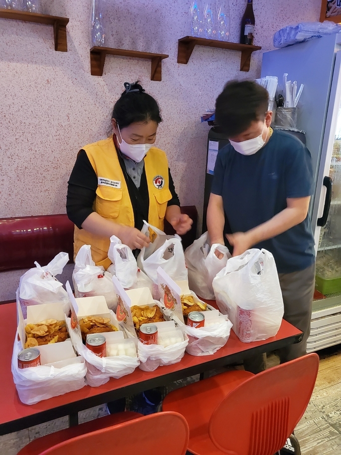 동두천시 소요동에 위치한 장터치킨 지행점은 관내 저소득 가정 아동들을 위해 후라이드 치킨 10마리를 기탁했다.(사진=동두천시 제공)