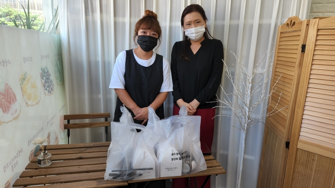 디저트 전문점 ‘크로플각’은 관내 아동이 있는 저소득 가정 5가구를 위해 크로플 세트를 기탁했다.(사진=동두천시 제공)