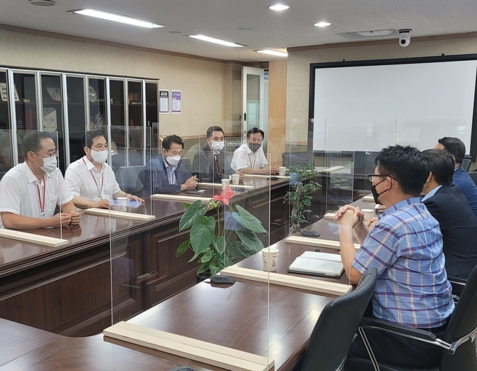 심재철 전 국회부의장(왼쪽 두번째)와 음경택 안양시의회 부의장(세번째) 등이 16일 법무부 고위 관계자들을 만나 안양교도소 부분이전 철회를 요구하고 있다. (사진=음경택 안양시의회 부의장 제공)