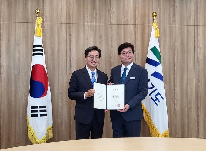 염태영 신임 경기도 경제부지사는 17일 김동연 경기도지사로부터 임용장을 받고 공식 취임한 후, 김 지사와 함께 경기도 정책의 대표 사업들을 잘 챙기겠다는 다짐을 전했다.. (사진=김혜진 기자)