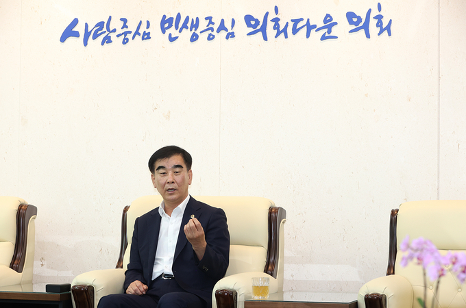 염종현 경기도의회 의장이 17일 도의회 기자단과 인터뷰를 하고있다. (사진=경기도의회 제공)