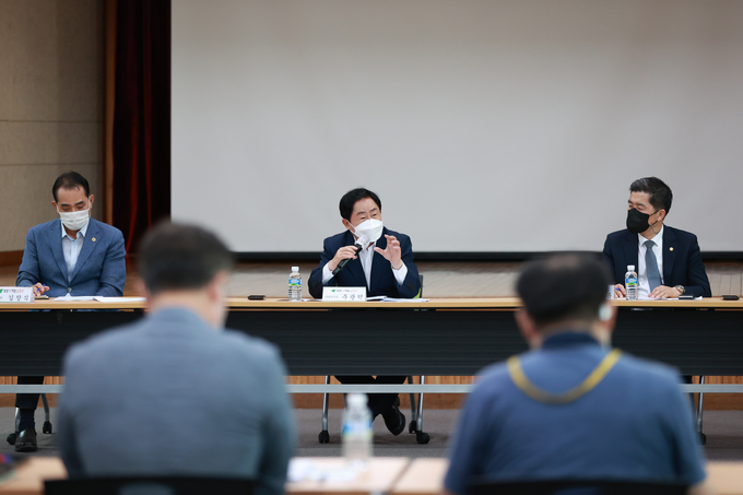주광덕 남양주시장이 17일 별내동 주민자치센터에서 별내동 지역 인터넷 커뮤니티 별내발전연합회와 간담회를 가졌다.(사진=남양주시 제공).