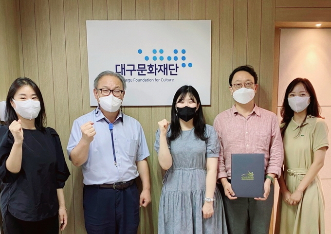 성남문화재단 박동기 예술인지원팀장과 대구문화재단 박준기 경영지원본부장 등이 협약 후 기념촬영을 하고 있다. (사진=성남문화재단 제공)