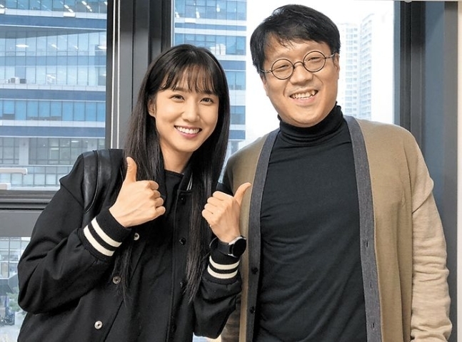 드라마 ‘이상한 변호사 우영우’에서 우영우를 연기한 박은빈 배우와 드라마 자문을 맡은 김병건 교수. (사진=나사렛대학교 제공)