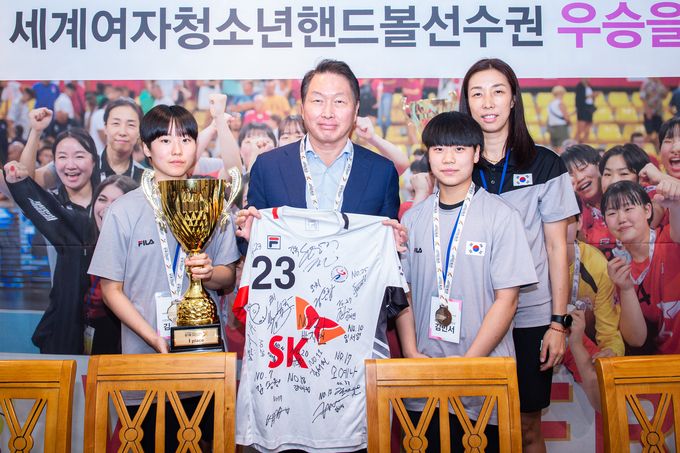 17일 서울 강남구 소재 한식당에서 최태원 대한핸드볼협회장(가운데)이 제9회 세계여자청소년핸드볼선수권대회에서 우승을 차지한 여자 청소년 대표팀에 포상금을 전달한 뒤 김진순 감독, 주장 김송원, 대회 최우수선수(MVP) 김민서와 기념사진을 찍고 있다. (사진=대한핸드볼협회 제공)