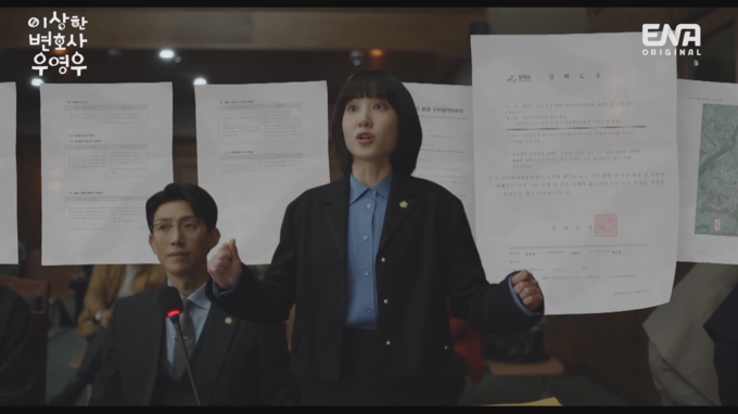 수많은 자료들 중 변호에 필요한 문서의 날짜, 문단, 문구, 수신인 등을 정확히 기억해내는 우영우. (사진=드라마 ‘이상한 변호사 우영우’ 7화 장면 갈무리.) 