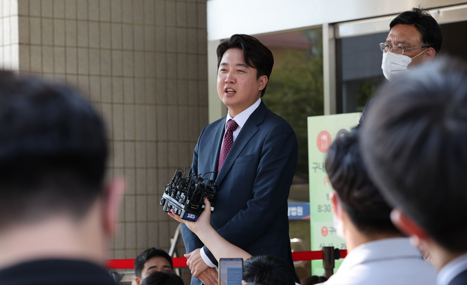 국민의힘 이준석 전 대표가 17일 오후 서울남부지법에서 당 비상대책위원회 효력을 정지해달라며 낸 가처분 신청 사건의 심문을 마친 뒤 취재진의 질문에 답변하고 있다. 이날 이 전 대표 지지 당원들의 모임 '국민의힘 바로세우기'(국바세) 소속 1천500여 명이 비슷한 취지로 낸 효력정지 가처분 신청 사건도 같은 시각, 같은 법정에서 함께 심문이 진행됐다. (사진=공동취재/연합뉴스)