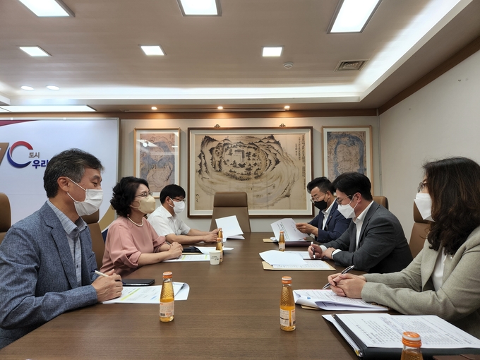 김포교육지원청(왼쪽 중앙 백경녀교육장)과 김병수 김포시장이 주요 교육 현안 사업을 논의하고 있다. (사진=김포교육지원청 제공)