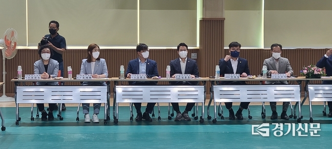 포천시의회 의원들도 간담회에 참석했다. 오른쪽부터 서과석 의장, 연제창 부의장, 임종훈 운영위원장, 김현규 의원, 손세화 의원, 조진숙 의원. (사진=문석완 기자)