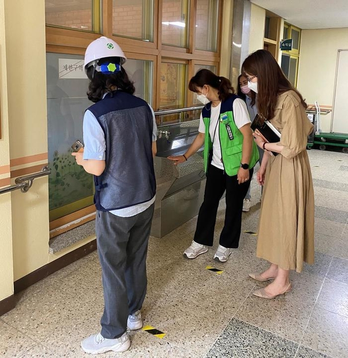  학교에서 안전사고가 발생해도 시설관리직 부족으로 일반 교직원이 업무를 담당한다. (사진=경기도 구리남양주교육지원청 제공)