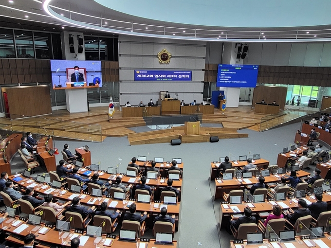경기도의회는 18일 제362회 임시회 3차 본회의를 열고 참석의원 143명이 만장일치로 추경안을 통과시켰다. 이번 추경안 규모는 1조4391억 원이다. 기존 제출안에서 3억7500만 원 증가했다. (사진=김혜진 기자)