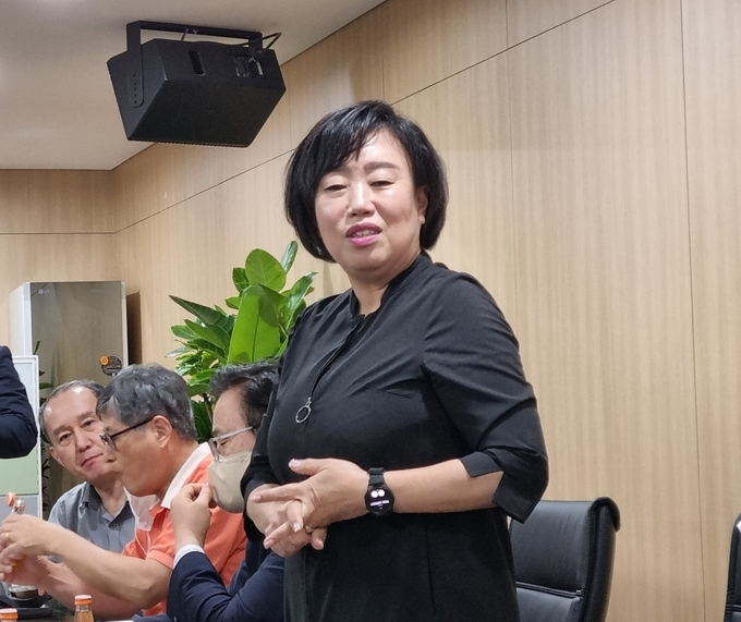경기도의회 곽미숙 국민의힘 대표의원이 18일 대표의원실에서 기자들과 간담회를 갖고있다. (사진=허수빈 기자)