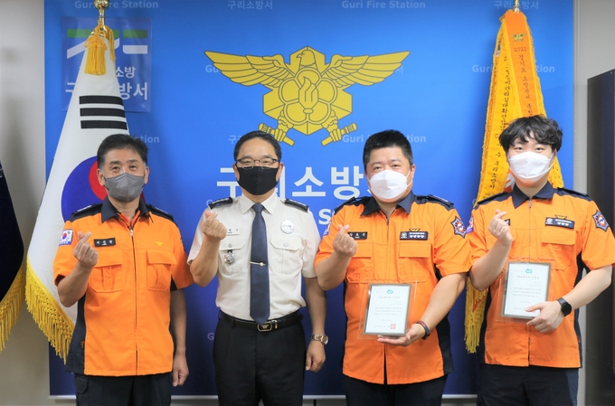 구리소방서는 심정지 환자를 소생시켜 생명을 구한 119구급대원에게 응급처치 소생을 인증하는 '하트세이버'를 수여하고 격려했다.(사진=구리소방서 제공)