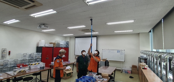 시흥소방서는 자동화재속보설비 비화재보 출동으로 인한 소방력 손실을 최소화하고 소방시설 신뢰도 향상을 위해 특별안전관리 강화 대책을 지속 실시한다.(사진=시흥소방서 제공)