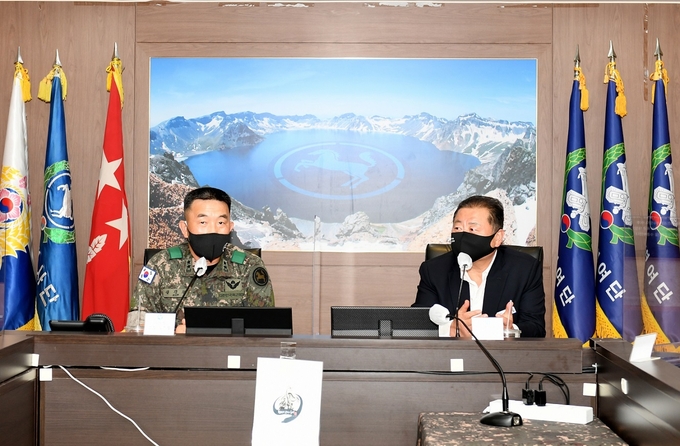 파주시장과 육군 9사단장이 지역발전 현안에 대해 논의하고 있다.(사진=파주시 제공)