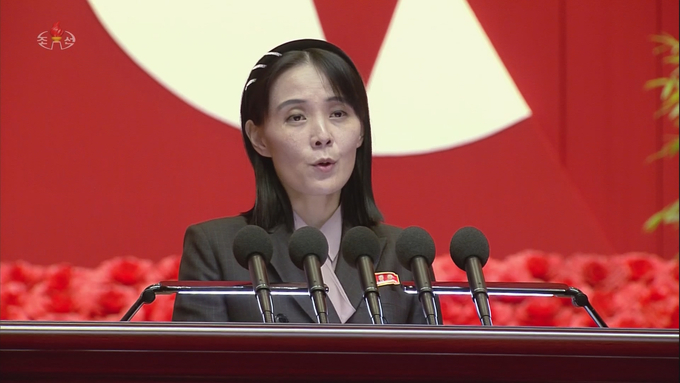 김정은 북한 국무위원장은 지난 10일 평양에서 열린 전국비상방역총화회의를 주재하며 신종 코로나바이러스 감염증(코로나19) 사태 종식을 선언했다. 김 위원장의 여동생인 김여정 노동당 부부장은 토론자로 나서 공개 연설을 통해 남측에 의해 코로나19가 북에 유입됐다고 주장하며 강력한 보복 대응을 검토하겠다고 위협했다. 북한 조선중앙TV는 11일 오후 김 부부장의 연설 전문을 육성으로 공개했다. (사진=조선중앙TV 화면)