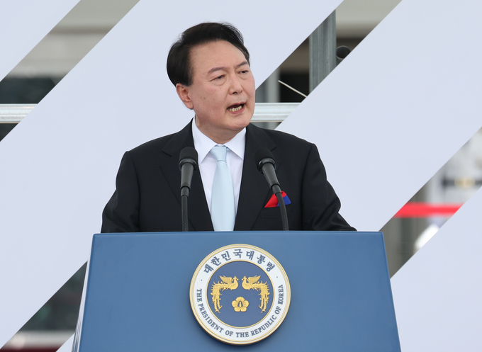 윤석열 대통령이 15일 서울 용산 대통령실 청사 잔디마당에서 열린 제77주년 광복절 경축식에서 경축사를 하고 있다. (사진=연합뉴스 제공)