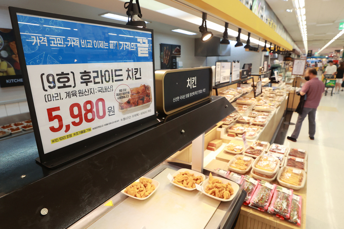 고물가 속에 대형마트의 '초저가 치킨' 판매 경쟁이 계속되는 18일 서울 성동구 이마트 성수점에 치킨 가격표가 붙어 있다. 이마트는 이날부터 일주일간 '(9호) 후라이드 치킨'을 마리당 5천980원에 판매한다. (사진=연합뉴스 제공)