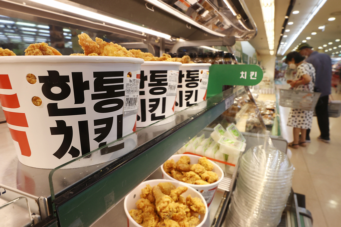 저렴한 대형마트 치킨이 인기를 끌고 있는 10일 서울 시내 한 대형마트에서 직원이 치킨을 진열하고 있다. (사진=연합뉴스 제공/자료사진)