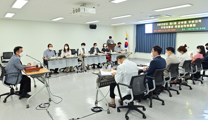 지난 18일 부평구청에서 열린 군부대 주변 지역 주민지원기금운용심의위원회에서 심의위원들이 이야기하고 있다. ( 사진 = 부평구 제공 )