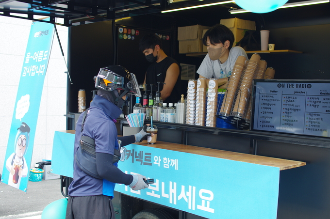 우아한청년들 도봉쌍문 FC 커피트럭 현장사진. (사진=우아한형제들 제공)