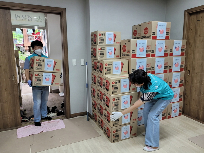 KT 경기 남한산성 긴급 구호물품 전달 사진. (사진=KT 제공)