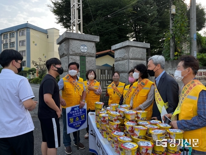 군내면 청소년지도위원회 회원들이 포천일고 앞에서 캠페인을 벌이고 있다. (사진=포천시 제공)