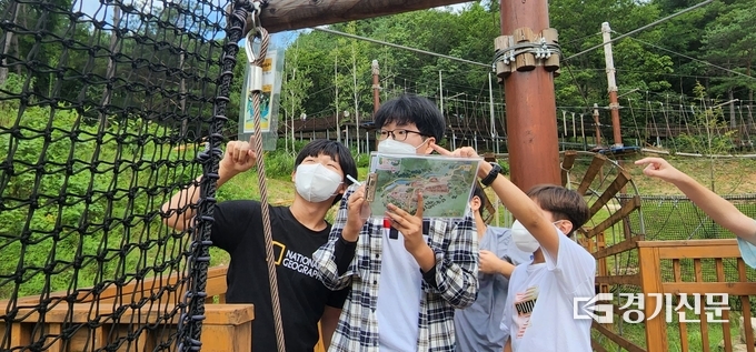 나눔의 숲 캠프’에 참가한 청소년들이 야외 활동을 하고 있다.. (사진=포천시 제공)