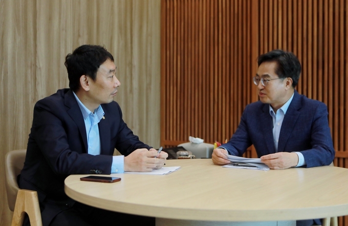 김용민 의원이 19일 경기도청에서 김동연 경기도지사와 만나 남양주 지역현안에 대해 논의하고 협의하는 시간을 가졌다.(사진=김용민의원실 제공)