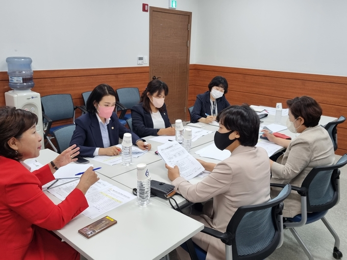 남양주시의회 복지환경위원회가 지난 17일 위원회의 향후 운영 방향을 논의하고 소관 주요 복지 및 문화 시설들의 개선방안을 모색하기 위해 간담회를 가졌다.(사진=남양주시의회 제공)