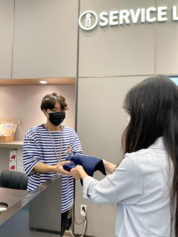 재 판매가 가능한 품목 3점 이상을 기부하는 고객에겐 세액 공제가 가능한 기부금 영수증 발급 외에 선착순으로 현금처럼 사용 가능한 H.Point 3,000포인트가 사은품으로 지급된다.(사진=현대프리미엄아울렛 SPACE1점 제공)