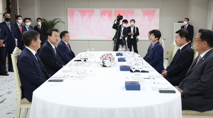 윤석열 대통령이 19일 서울 용산 대통령실 청사에서 열린 21대 국회 후반기 신임 국회의장단 초청 만찬에서 인사말을 하고 있다. 오른쪽부터 시계 반대방향으로 정진석 국회 부의장, 김진표 국회의장, 김영주 부의장, 이광재 사무총장. 이진복 정무수석, 윤 대통령, 김대기 비서실장. (사진=연합뉴스)