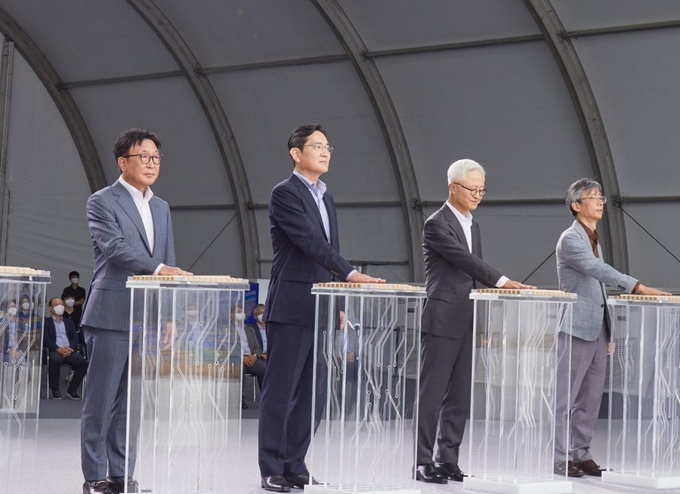 삼성전자 기흥 반도체 R&D단지 기공식에 참석한 이재용 부회장(왼쪽에서 두번째)의 모습. 사진 왼쪽부터 정은승 DS부문 CTO, 이재용 부회장, 경계현 DS부문장, 진교영 삼성종합기술원장. (사진=삼성 뉴스룸)