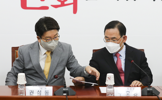 국민의힘 주호영 비상대책위원장(오른쪽)과 권성동 원내대표가 18일 오전 국회에서 열린 비상대책위원회 회의에서 자료를 보며 대화하고 있다. (사진=국회사진기자단/연합뉴스)