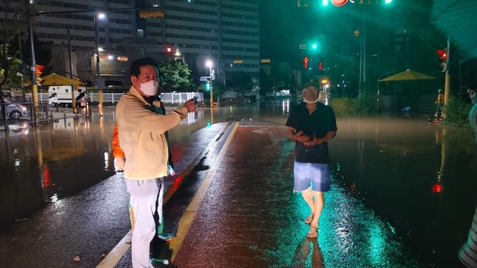 최대호 안앵시장이 지난 9일 새벽 침수피해지역을 돌며 현장상황을 챙기고 있다.(사진=안양시 제공)