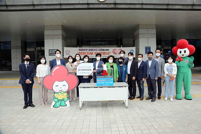 안양시의회 최병일 의장(왼쪽 여섯번째)과 시의원들이 착한기부모금행사에 참여하고 있다.(사진=안양시의회 제공)