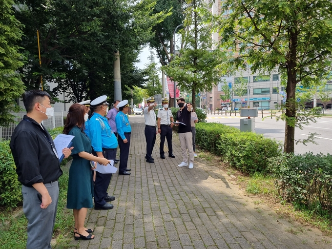 지난 18일 수원종합운동장 서문의 도로환경을 점검하고 있는 수원중부경찰서 합동전담팀. (사진=수원중부경찰서 제공)