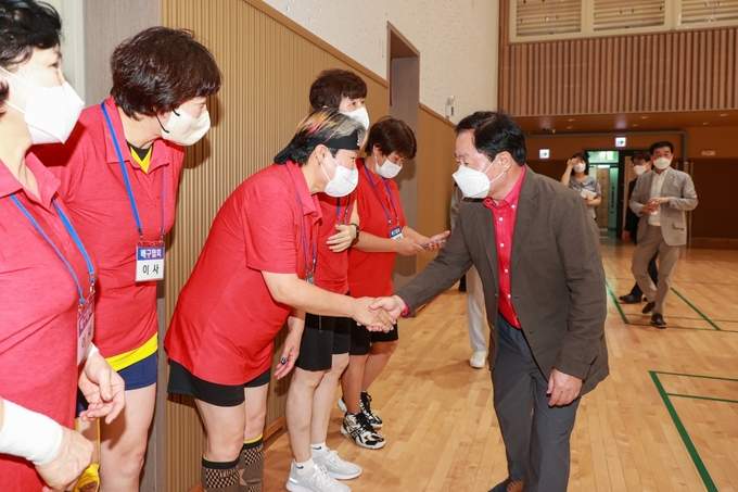 주관덕 주광덕 남양주시장은 21일 화도체육문화센터 실내체육관에서 열린 ‘제16회 남양주시장기 배구대회’ 개막식에 참석해 대회에 참가한 배구 동호인들을 격려하고 있다.(사진=남양주시 제공)